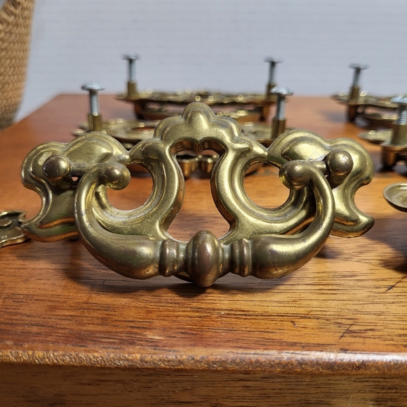 Vintage ILCO Unican Batwing Cutout Drop Bail Brass Drawer Pulls and Key Plate - Picture 8 of 16